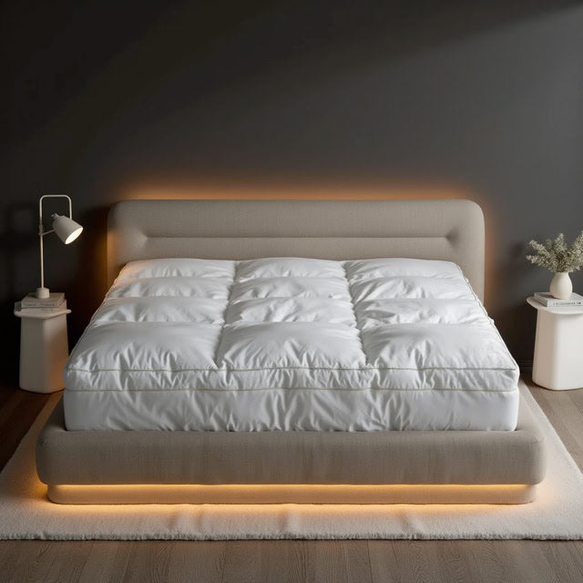 Sleepy Nights Topper 2.0 set forfra på en dobbeltseng, med synligt quiltet komfortlag